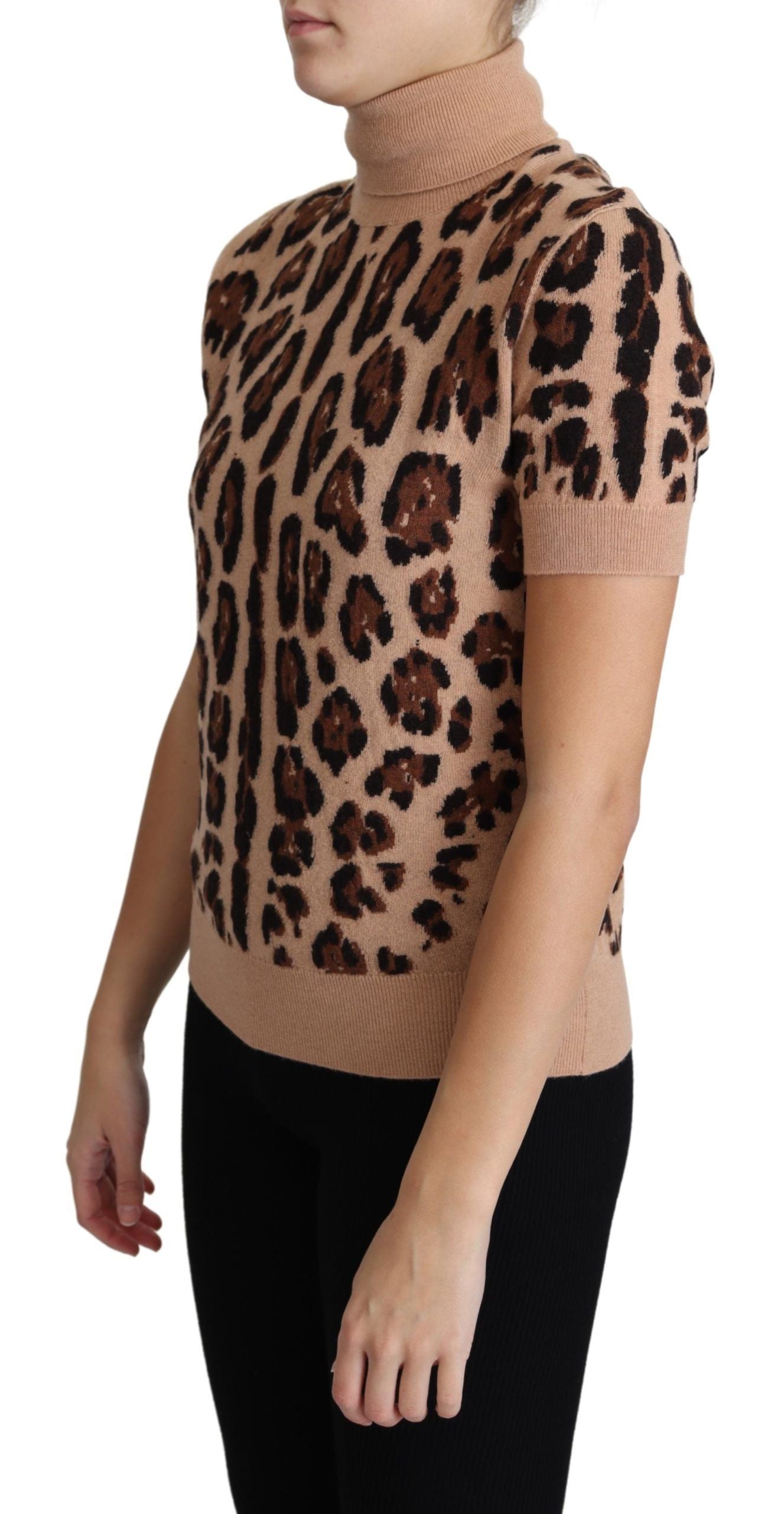 Elegante top de cuello alto de lana con estampado de leopardo