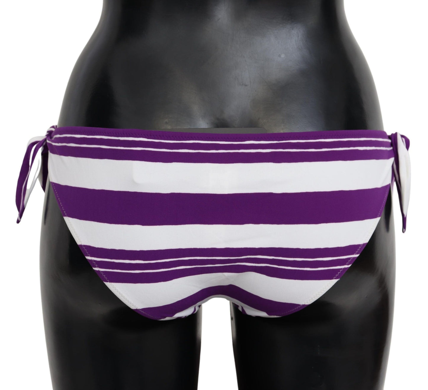 Braguita de bikini elegante a rayas: glamour sin esfuerzo junto a la piscina