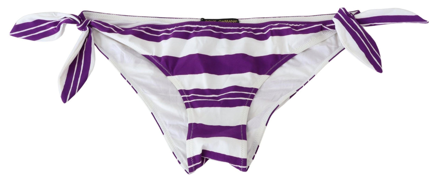 Braguita de bikini elegante a rayas: glamour sin esfuerzo junto a la piscina