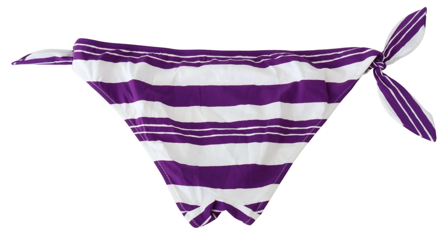Braguita de bikini elegante a rayas: glamour sin esfuerzo junto a la piscina