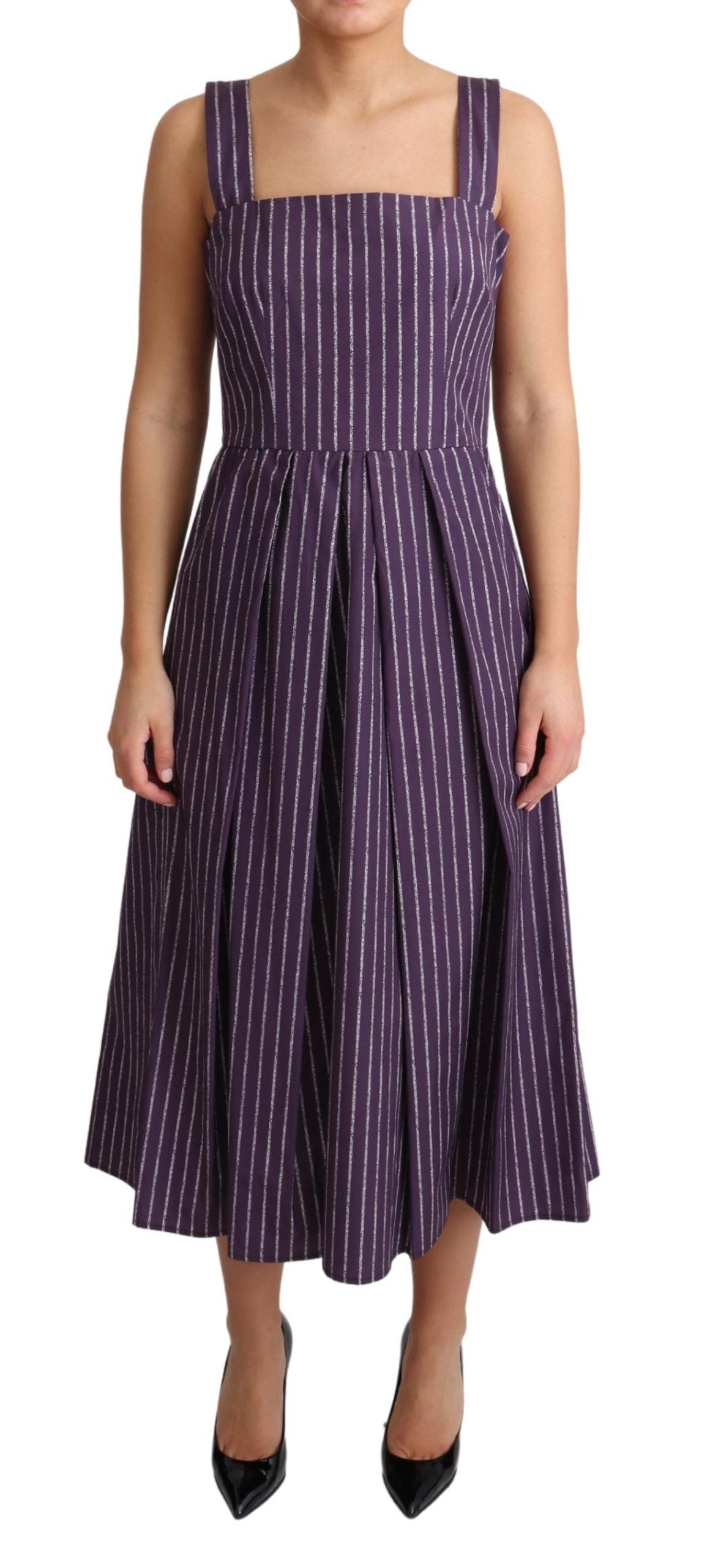 Elegante vestido morado de rayas, sin mangas y corte en A