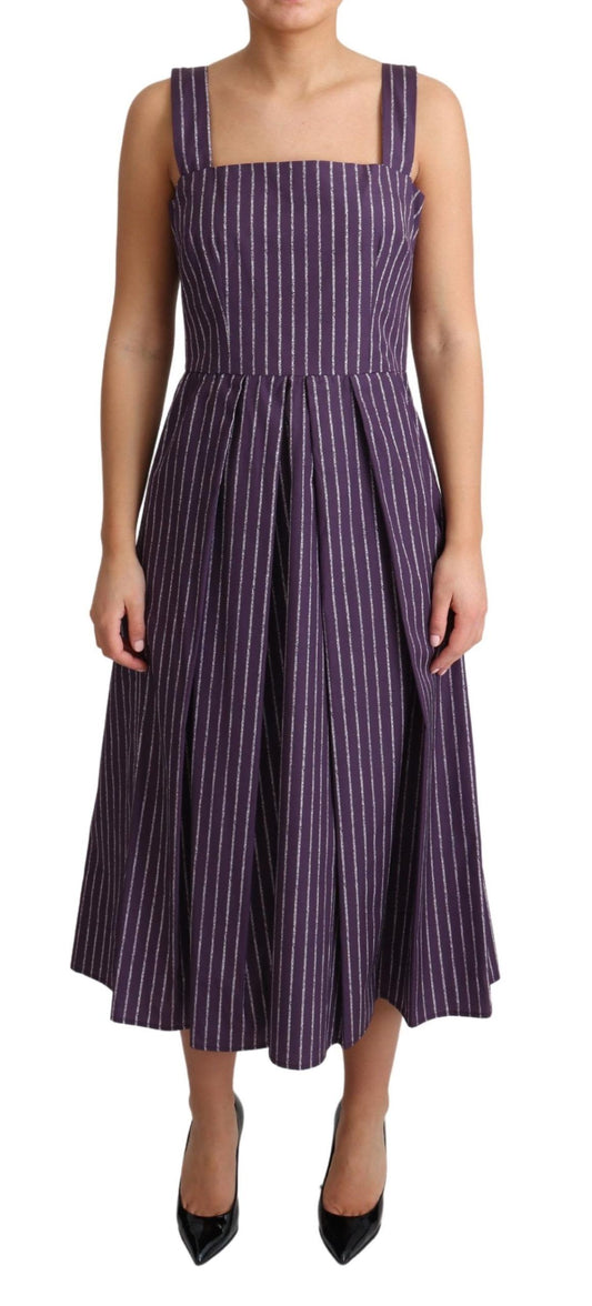 Elegante vestido morado de rayas, sin mangas y corte en A