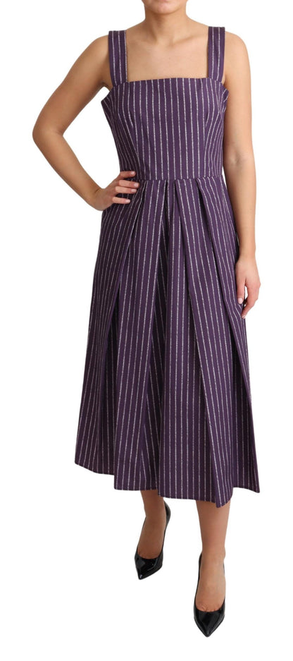 Elegante vestido morado de rayas, sin mangas y corte en A