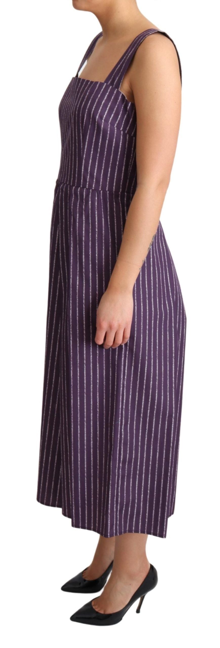 Elegante vestido morado de rayas, sin mangas y corte en A