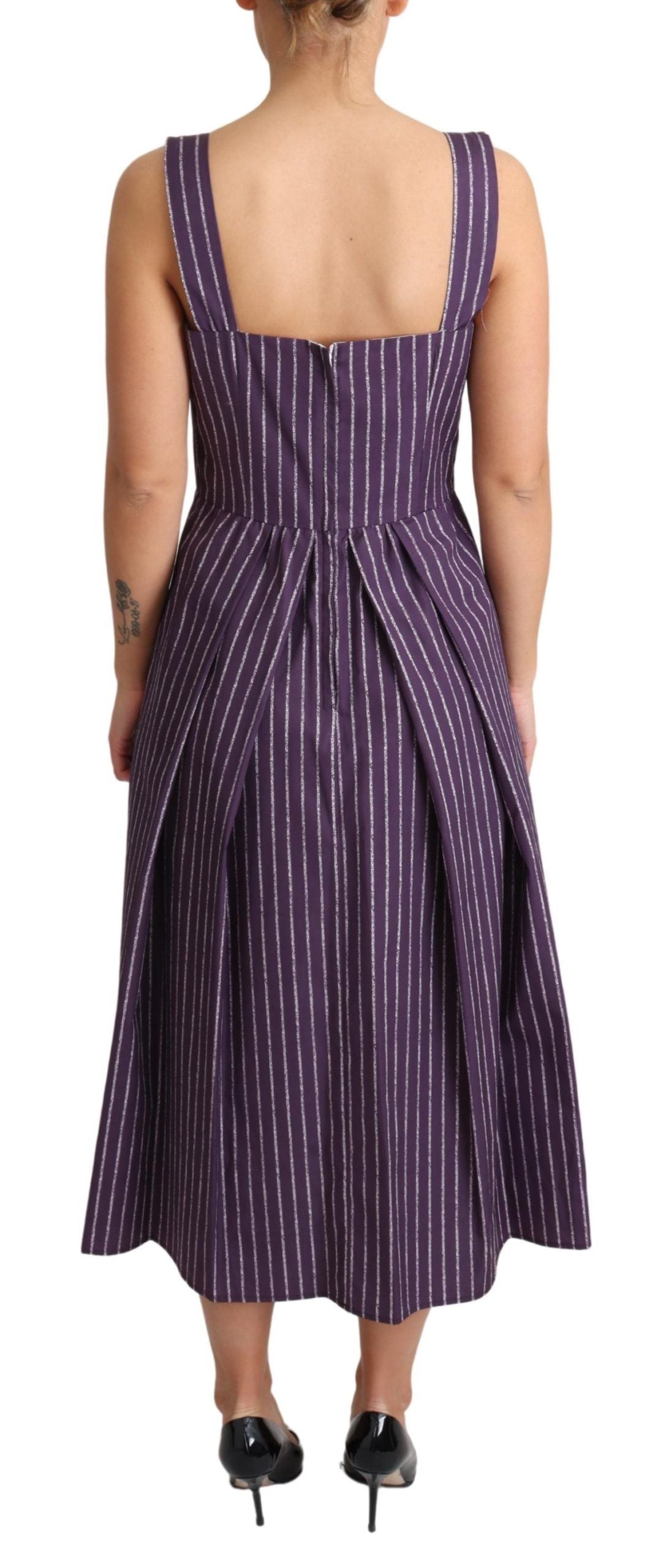Elegante vestido morado de rayas, sin mangas y corte en A
