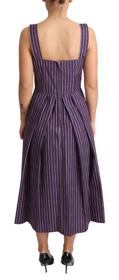 Elegante vestido morado de rayas, sin mangas y corte en A
