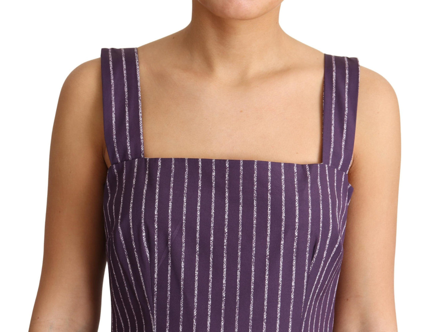 Elegante vestido morado de rayas, sin mangas y corte en A