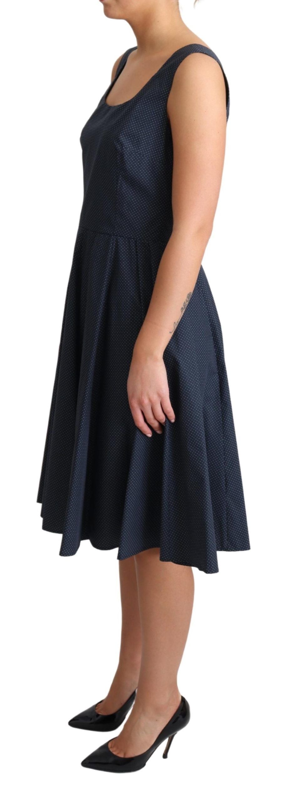 Elegante vestido azul de lunares de corte A