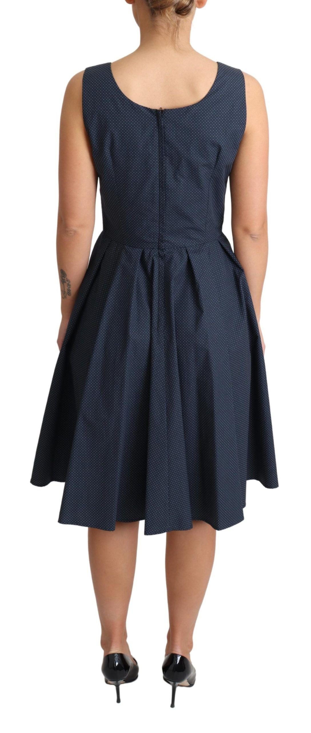 Elegante vestido azul de lunares de corte A