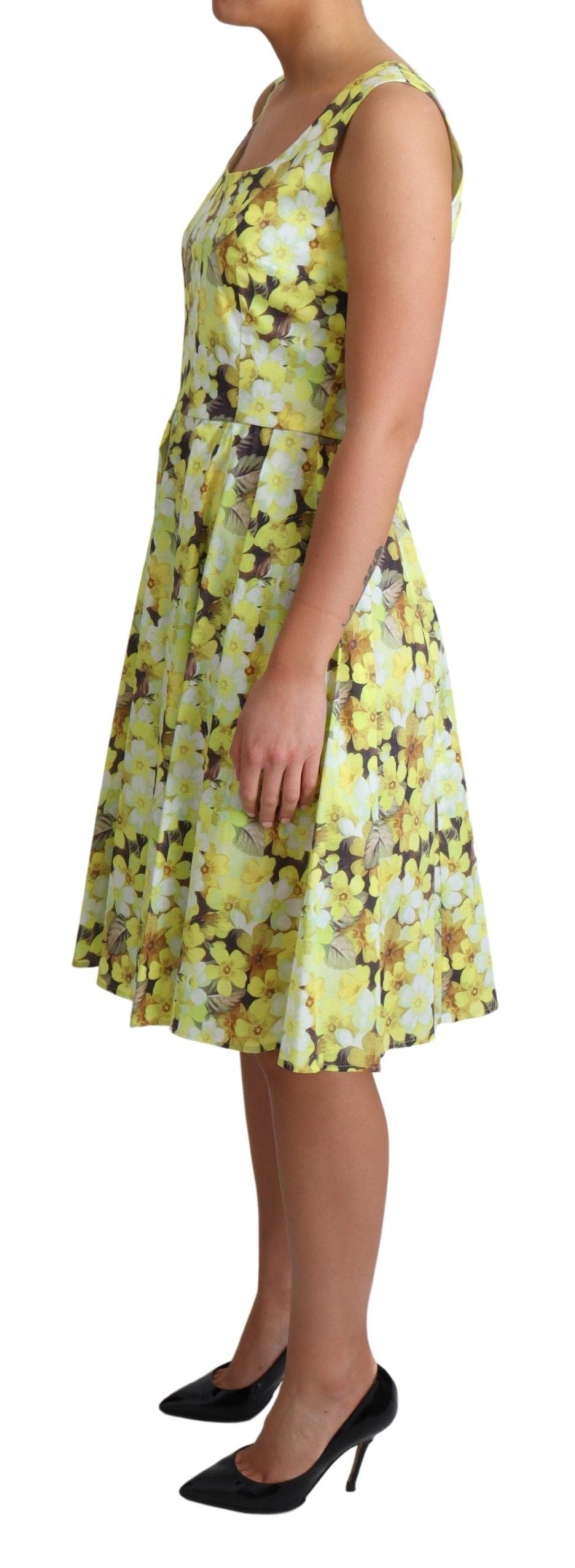 Elegante vestido floral amarillo sin mangas en forma de A