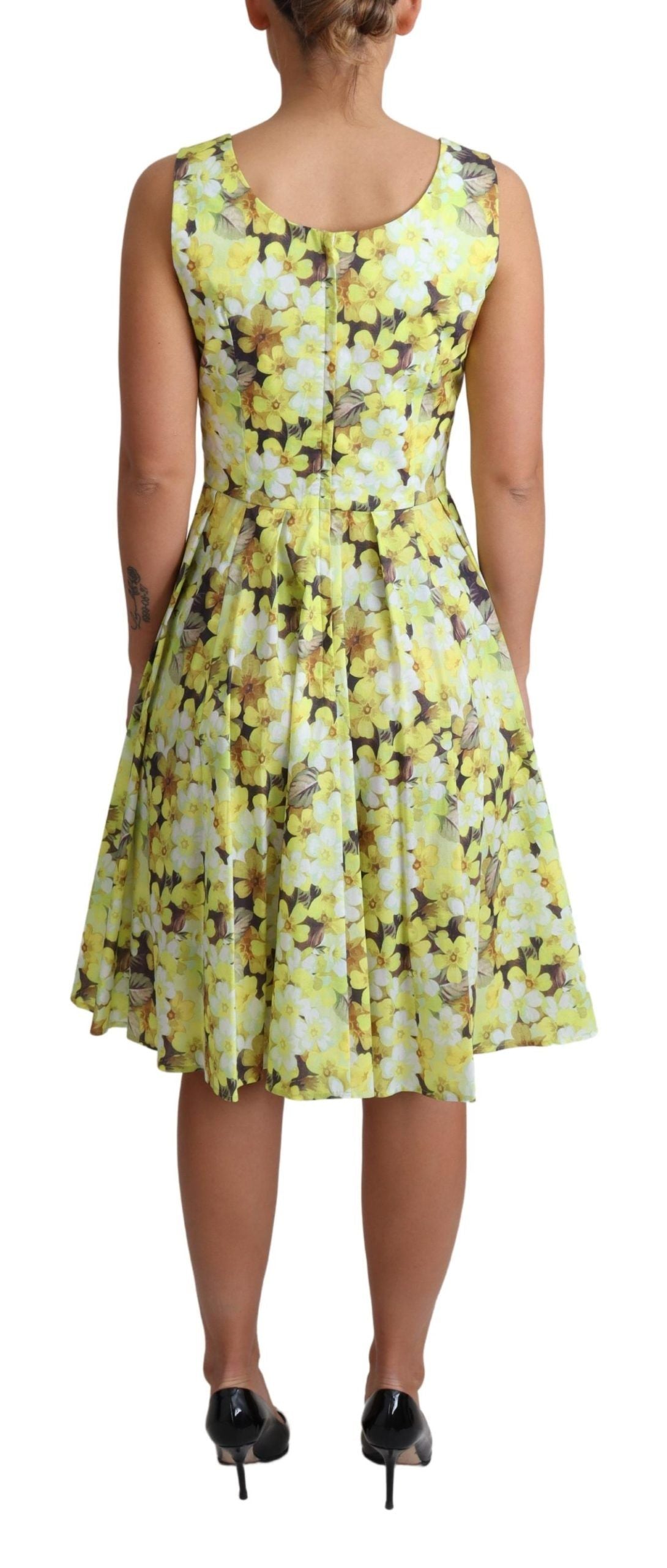 Elegante vestido floral amarillo sin mangas en forma de A