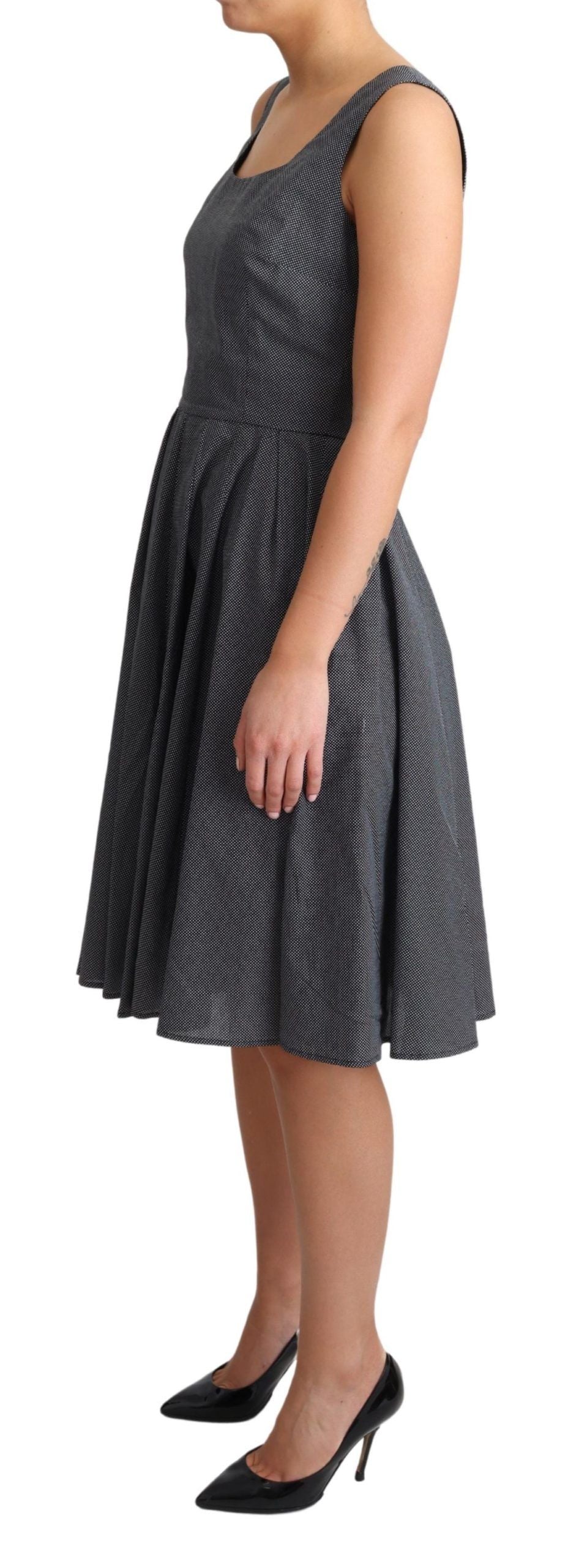 Elegante vestido de lunares sin mangas con corte A