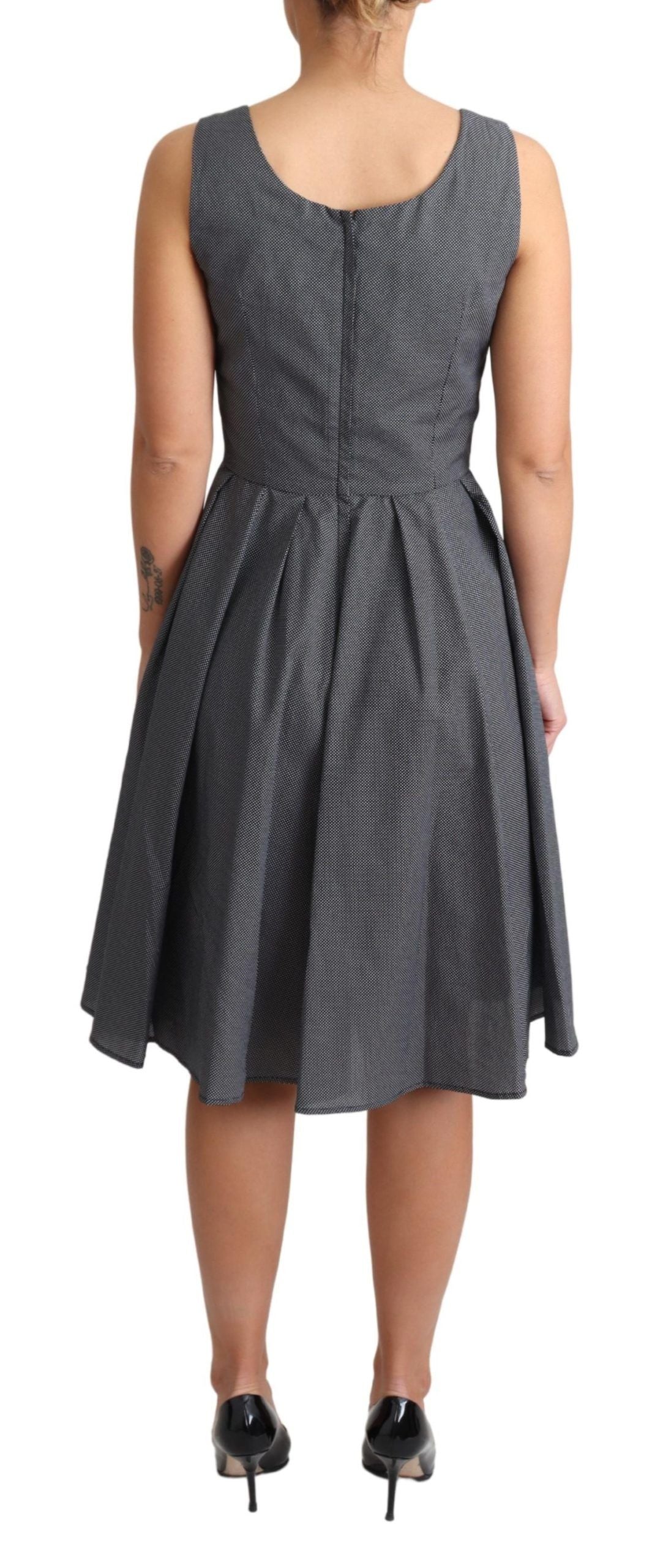 Elegante vestido de lunares sin mangas con corte A