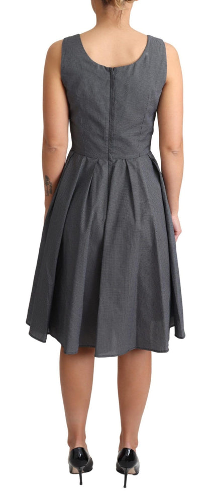 Elegante vestido de lunares sin mangas con corte A