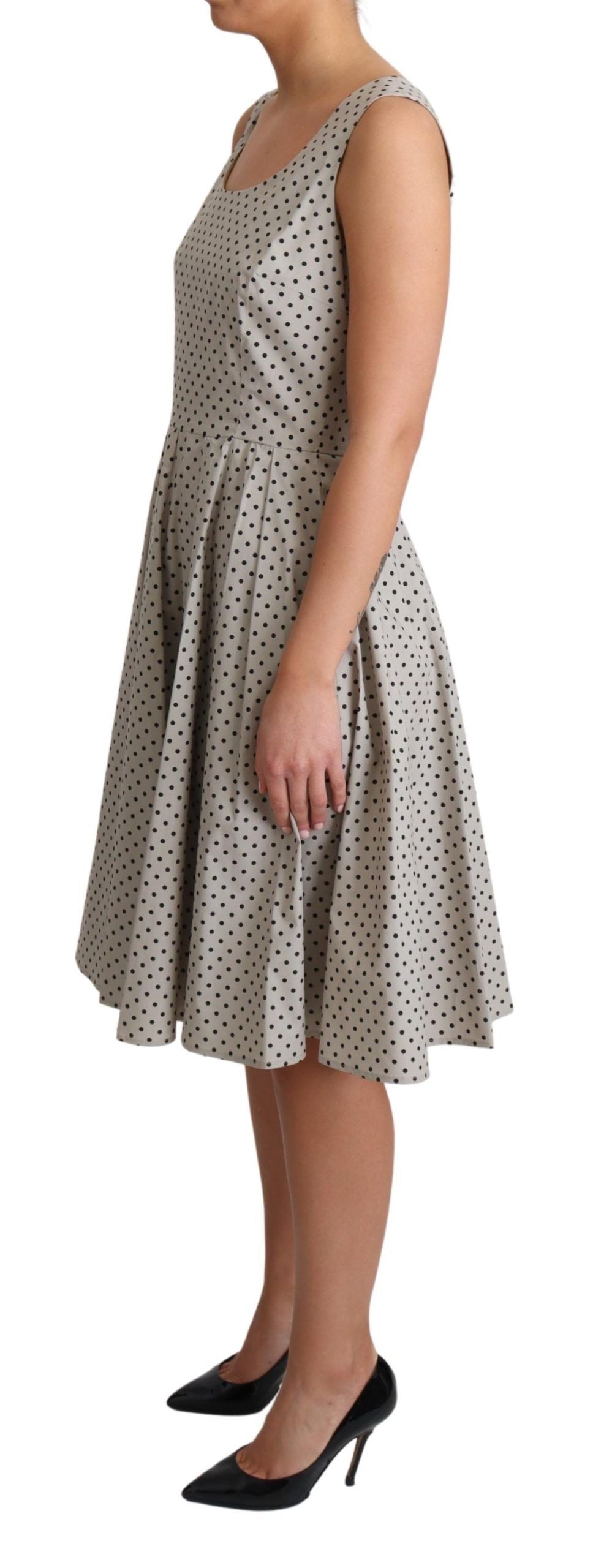 Vestido beige sin mangas de corte A con lunares
