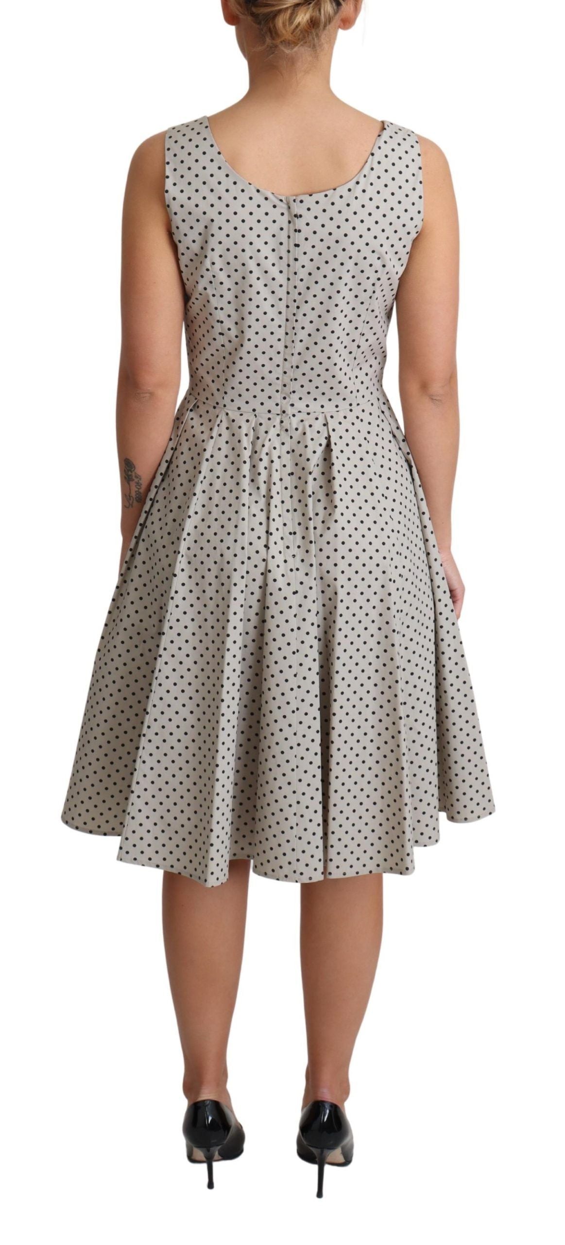 Vestido beige sin mangas de corte A con lunares
