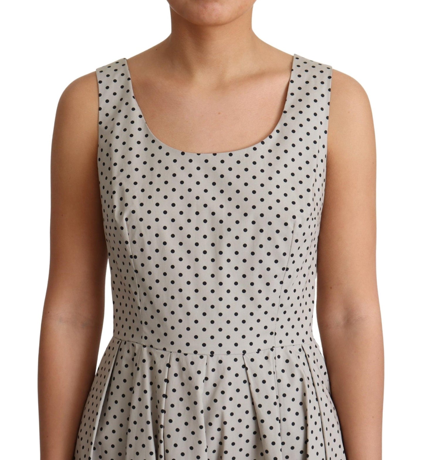 Vestido beige sin mangas de corte A con lunares