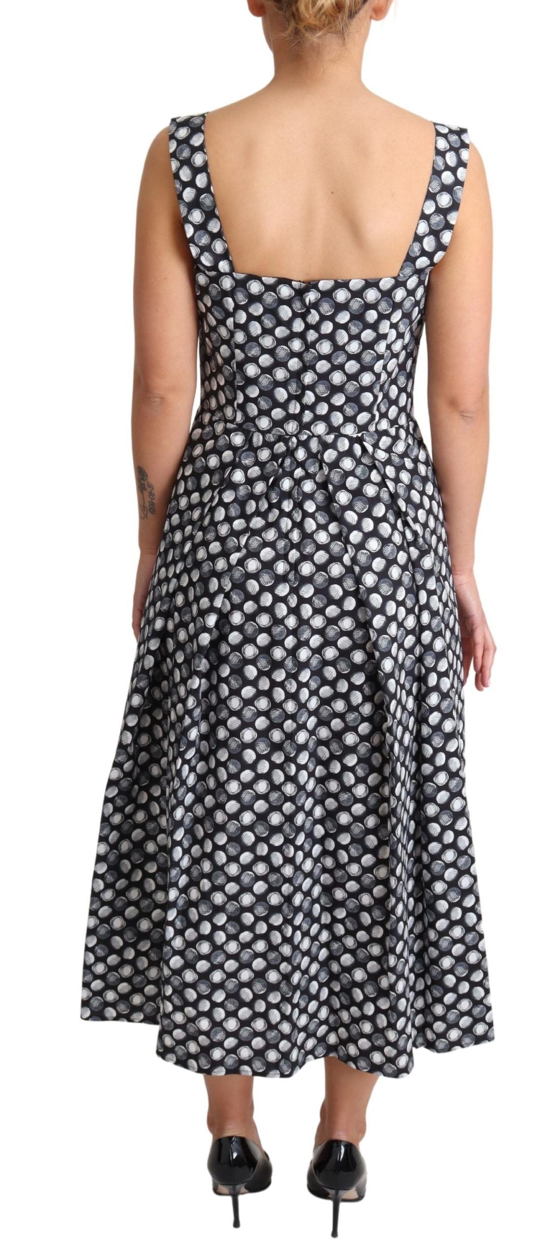 Elegante vestido midi geométrico sin mangas de corte A