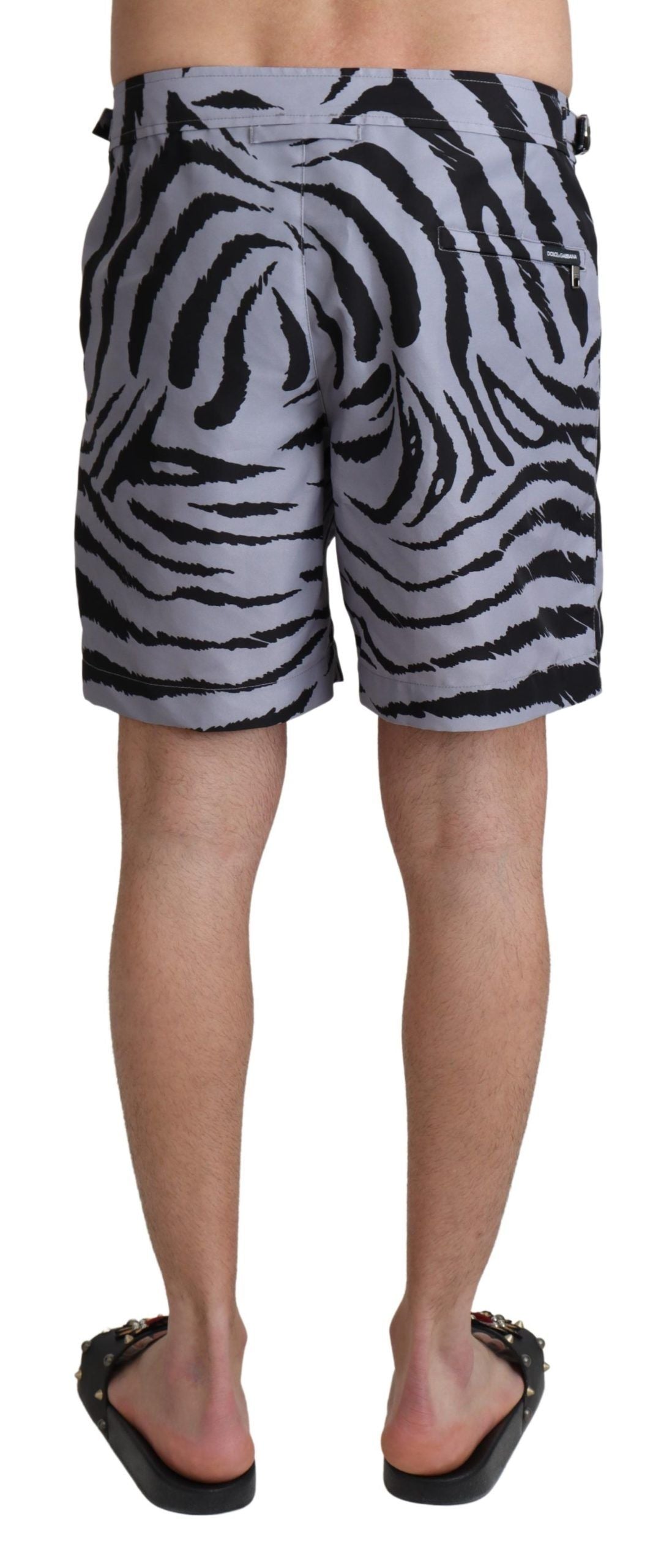 Elegante bañador con estampado de cebra gris