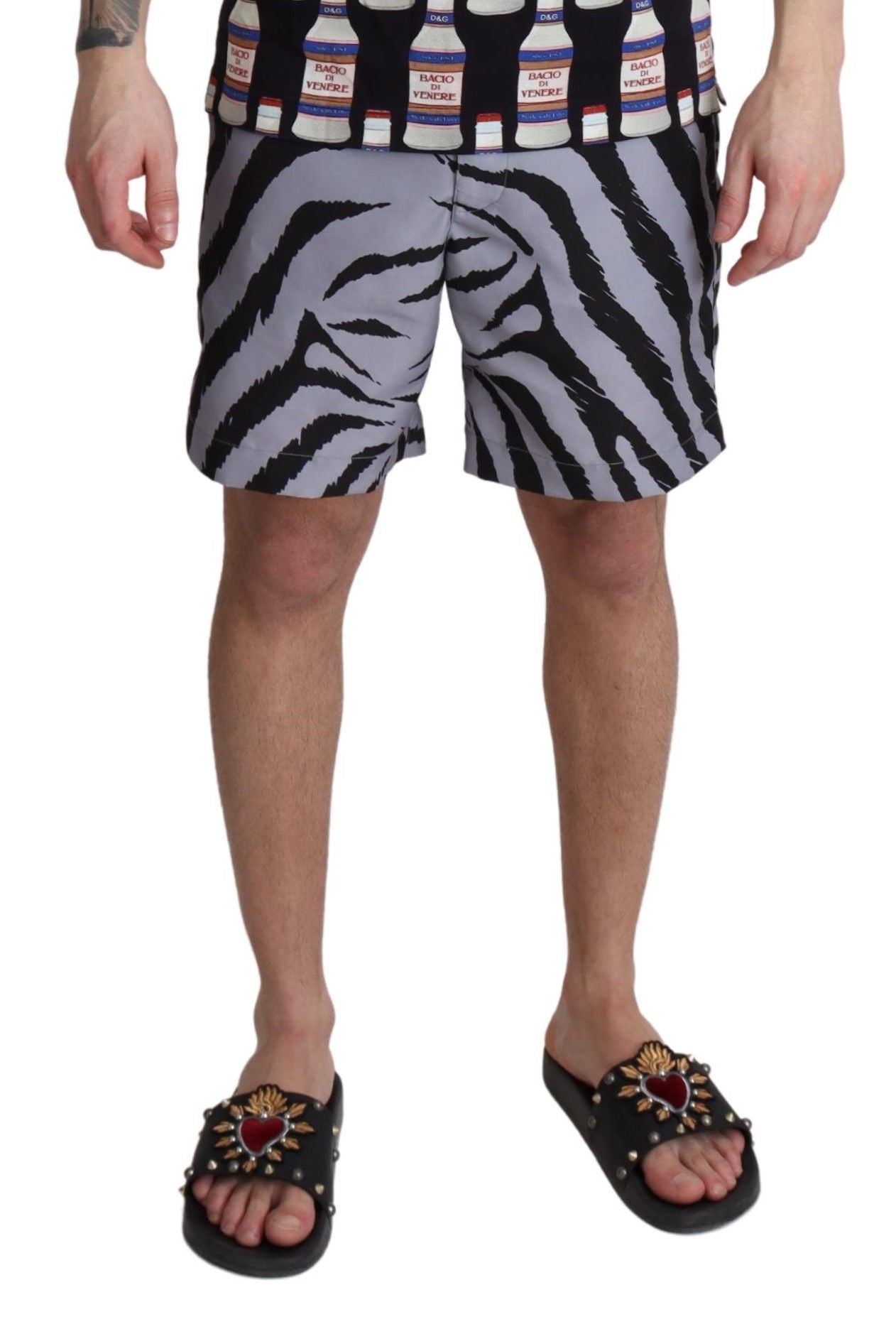 Elegante bañador con estampado de cebra gris