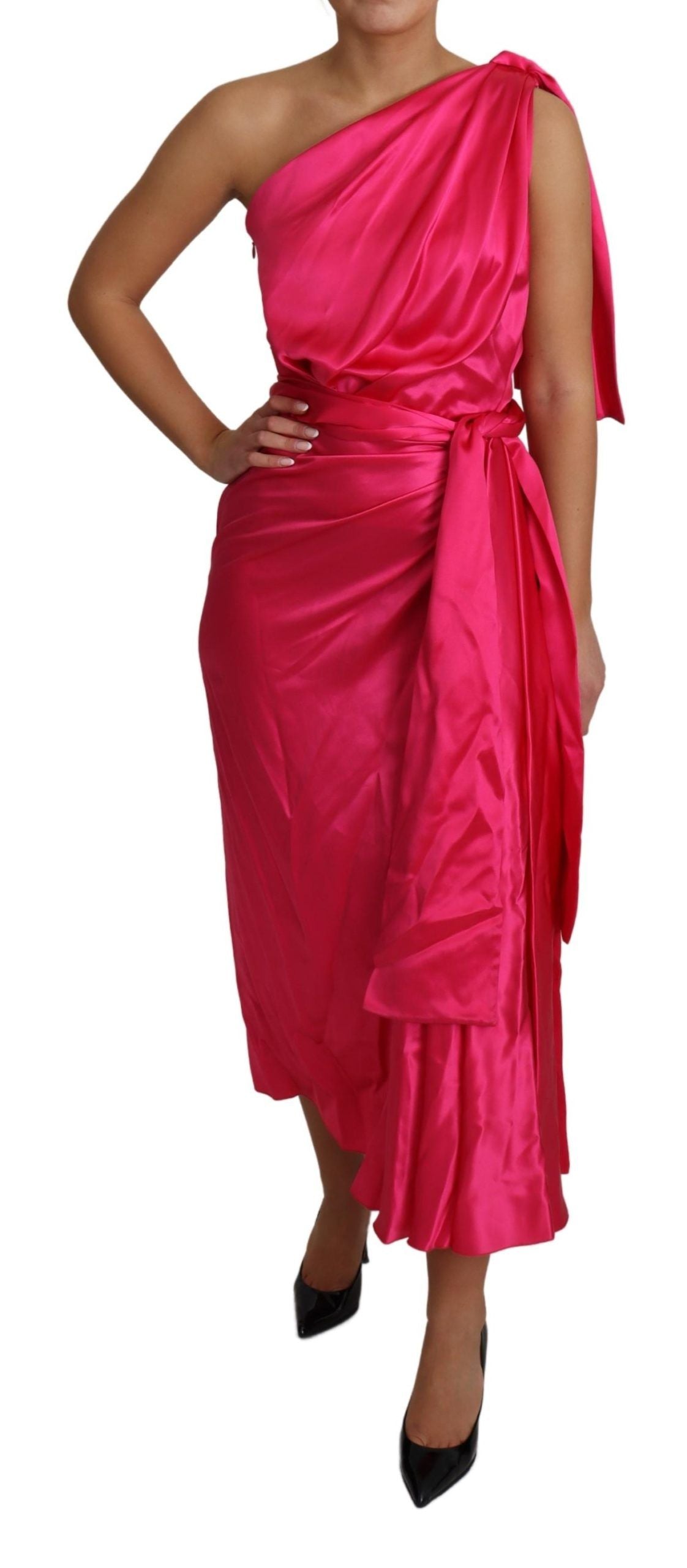 Elegante vestido cruzado de seda fucsia con un solo hombro