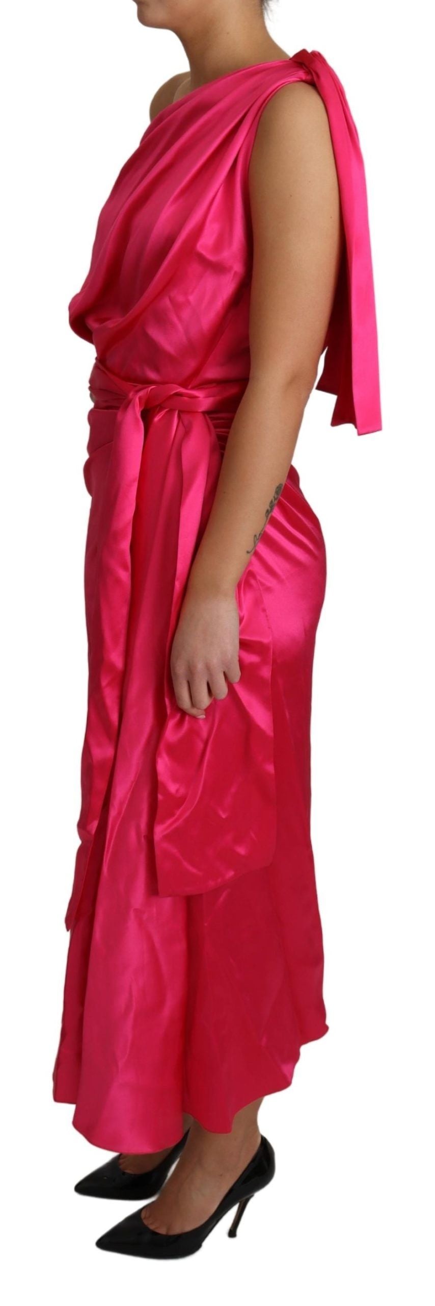 Elegante vestido cruzado de seda fucsia con un solo hombro