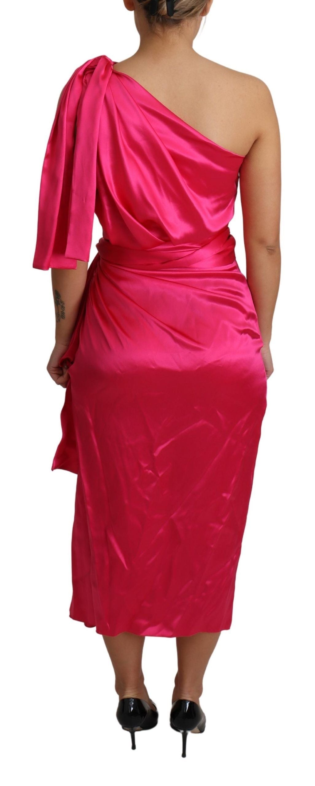 Elegante vestido cruzado de seda fucsia con un solo hombro