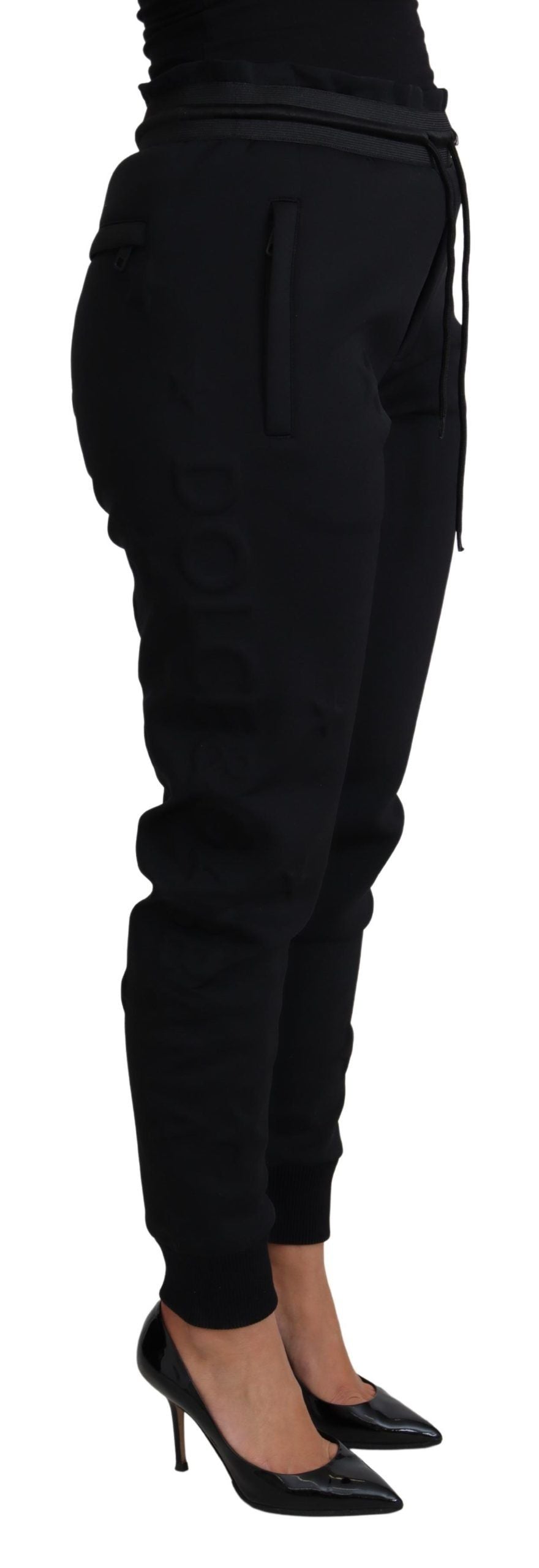 Elegante pantalón jogger negro con logotipo icónico