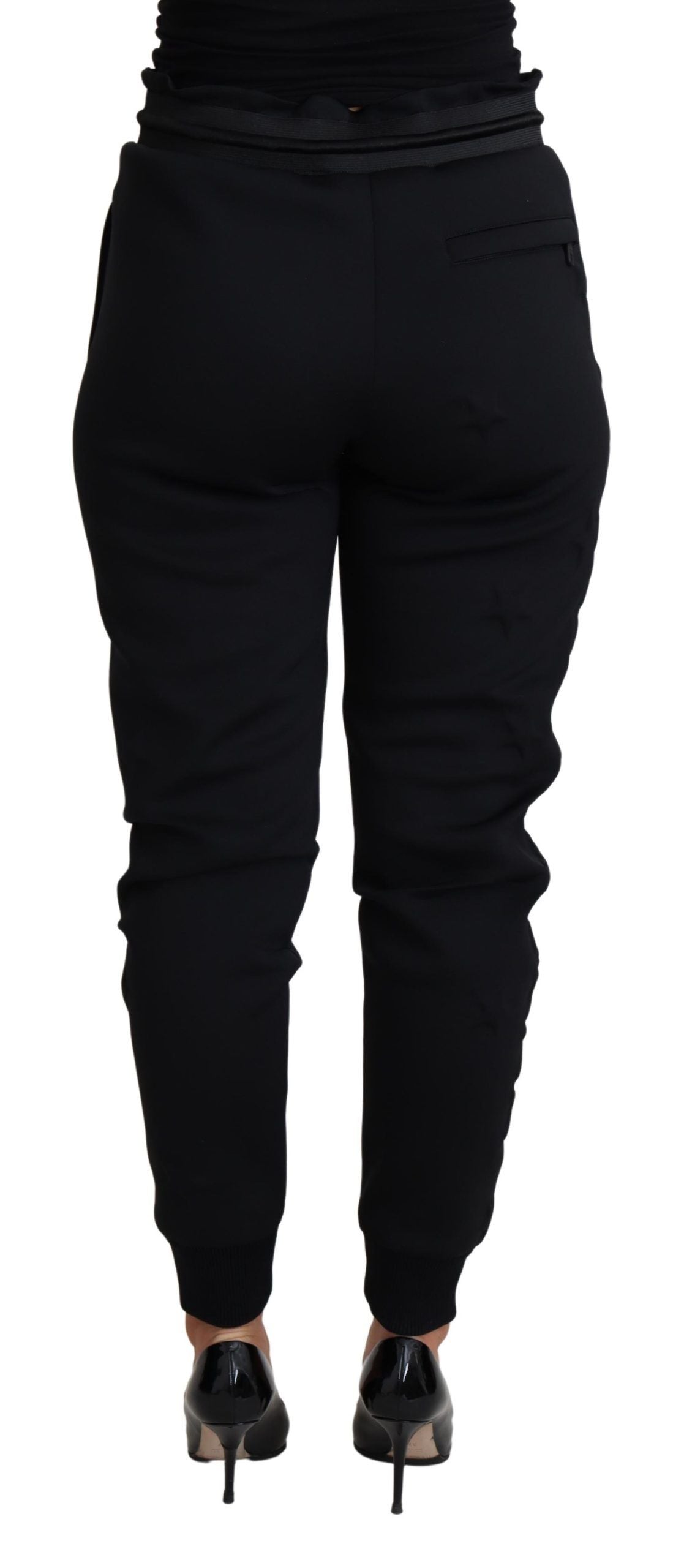 Elegante pantalón jogger negro con logotipo icónico