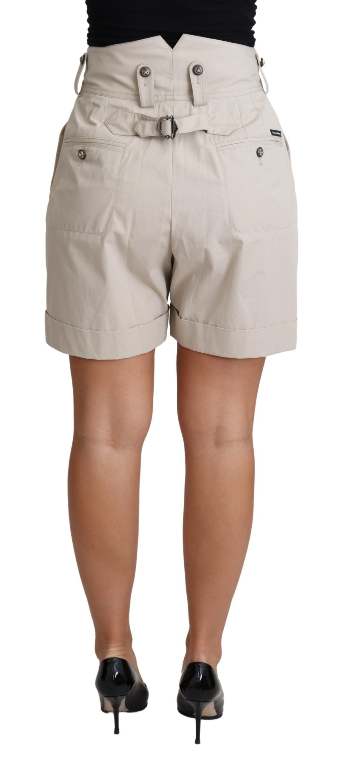 Pantalones cortos plisados ​​de cintura alta en color beige chic