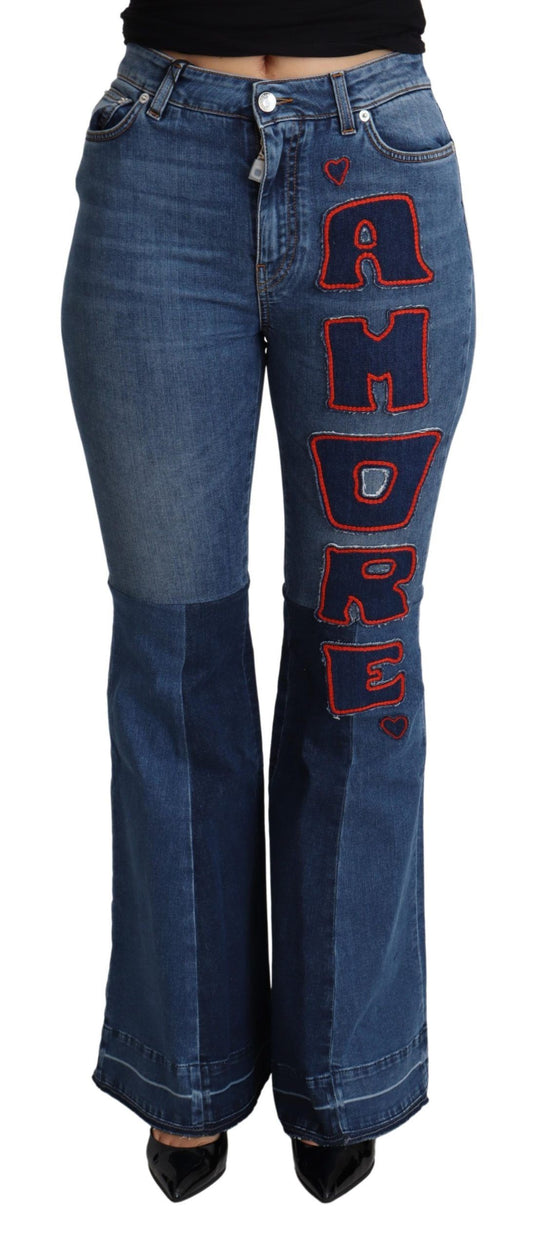 Elegantes jeans de mezclilla con corte de bota y parche Amore