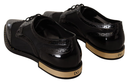 Elegantes zapatos Oxford negros con cordones y ribete dorado
