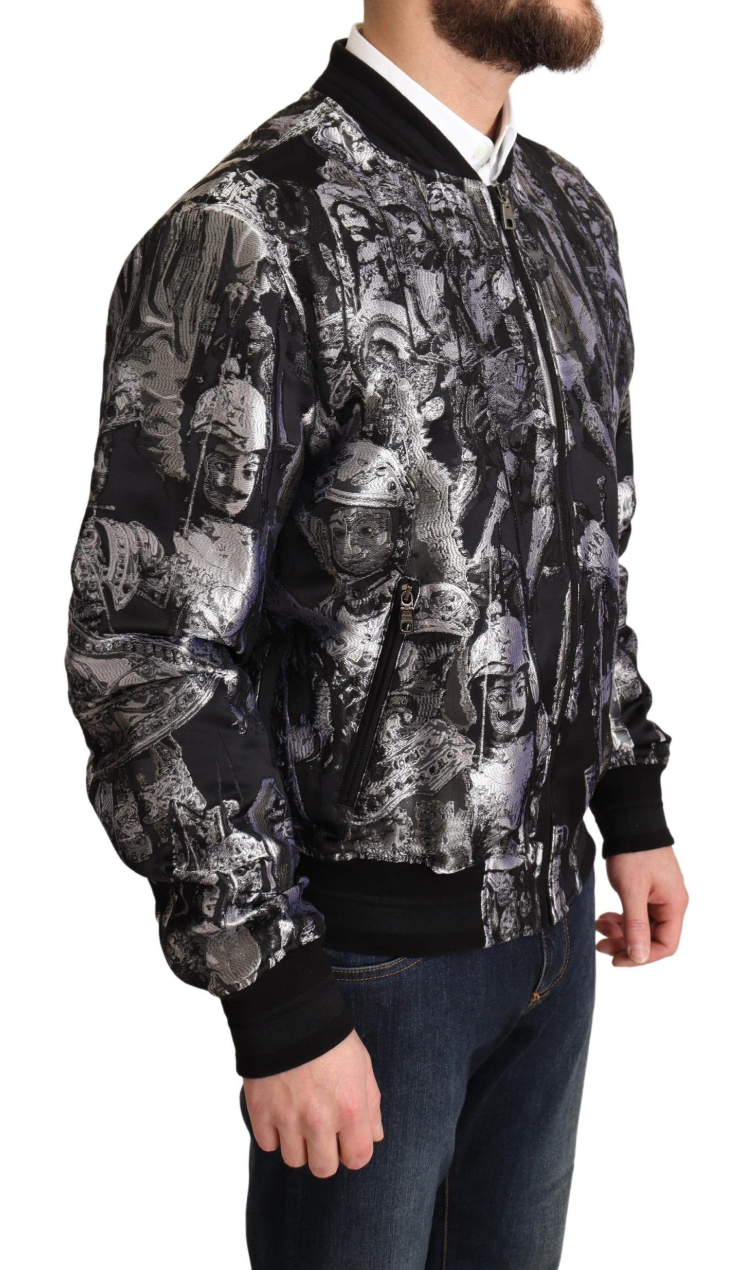 Elegante chaqueta bomber negra con detalles plateados