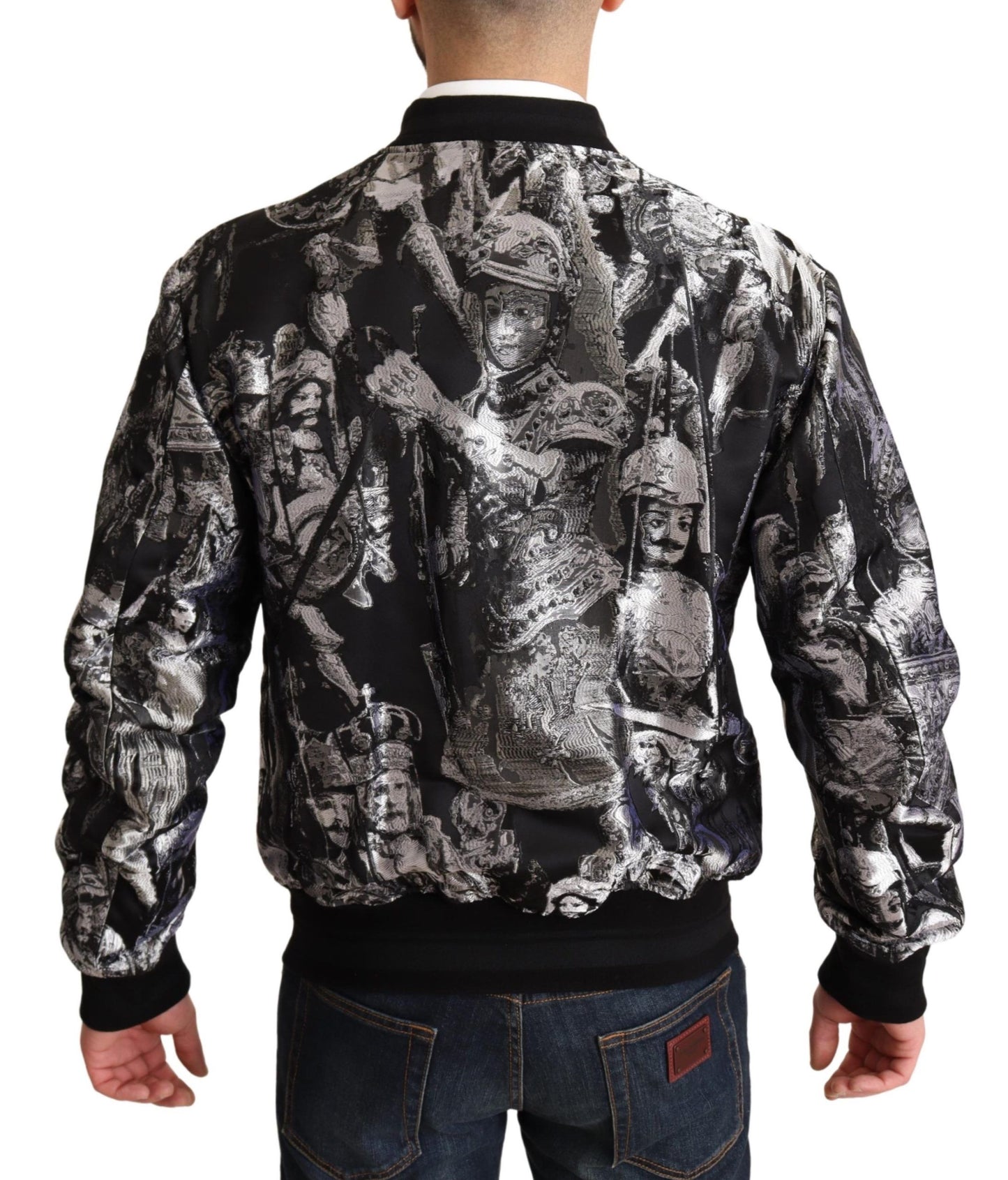 Elegante chaqueta bomber negra con detalles plateados