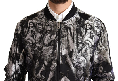 Elegante chaqueta bomber negra con detalles plateados