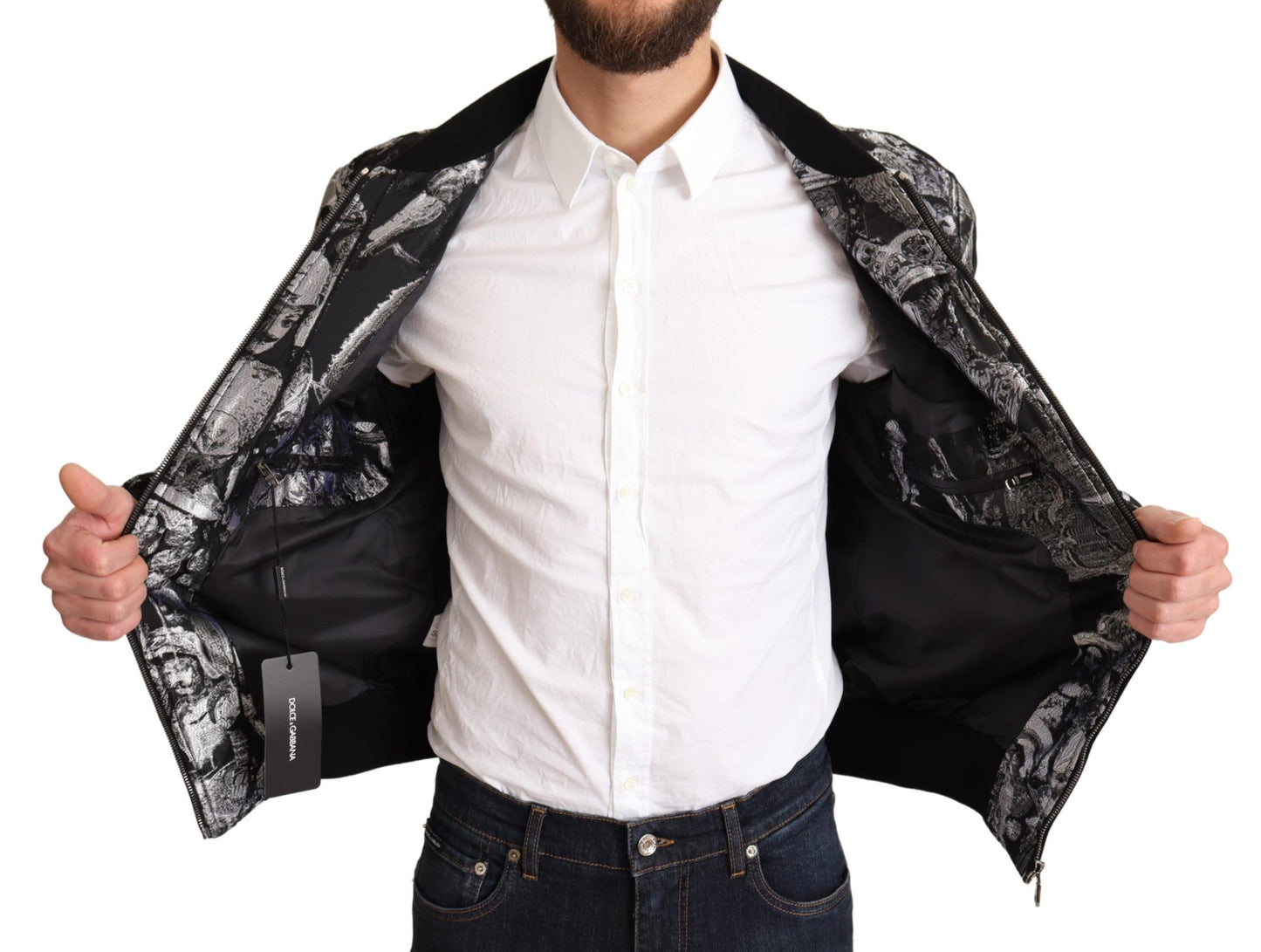 Elegante chaqueta bomber negra con detalles plateados