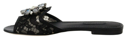 Elegantes mules de encaje negro con detalle de flor joya