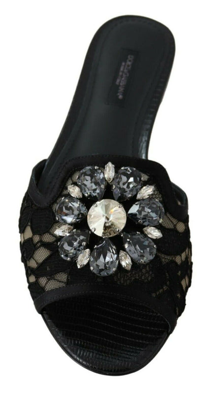 Elegantes mules de encaje negro con detalle de flor joya