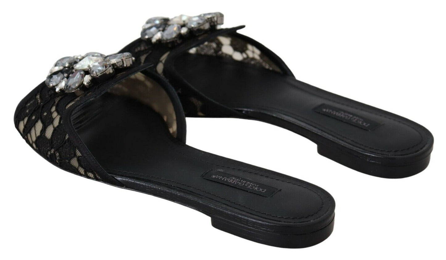 Elegantes mules de encaje negro con detalle de flor joya