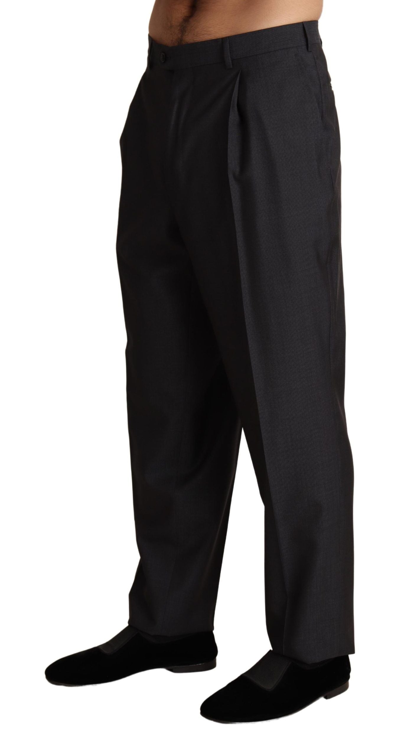 Elegante pantalón de vestir ajustado gris