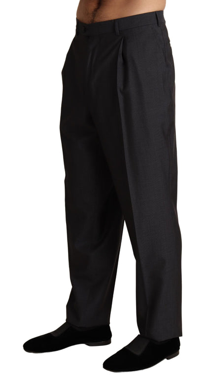 Elegante pantalón de vestir ajustado gris