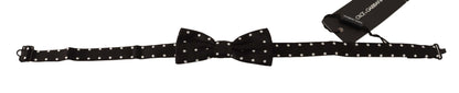 Elegante pajarita de seda negra con lunares