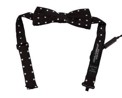 Elegante pajarita de seda negra con lunares
