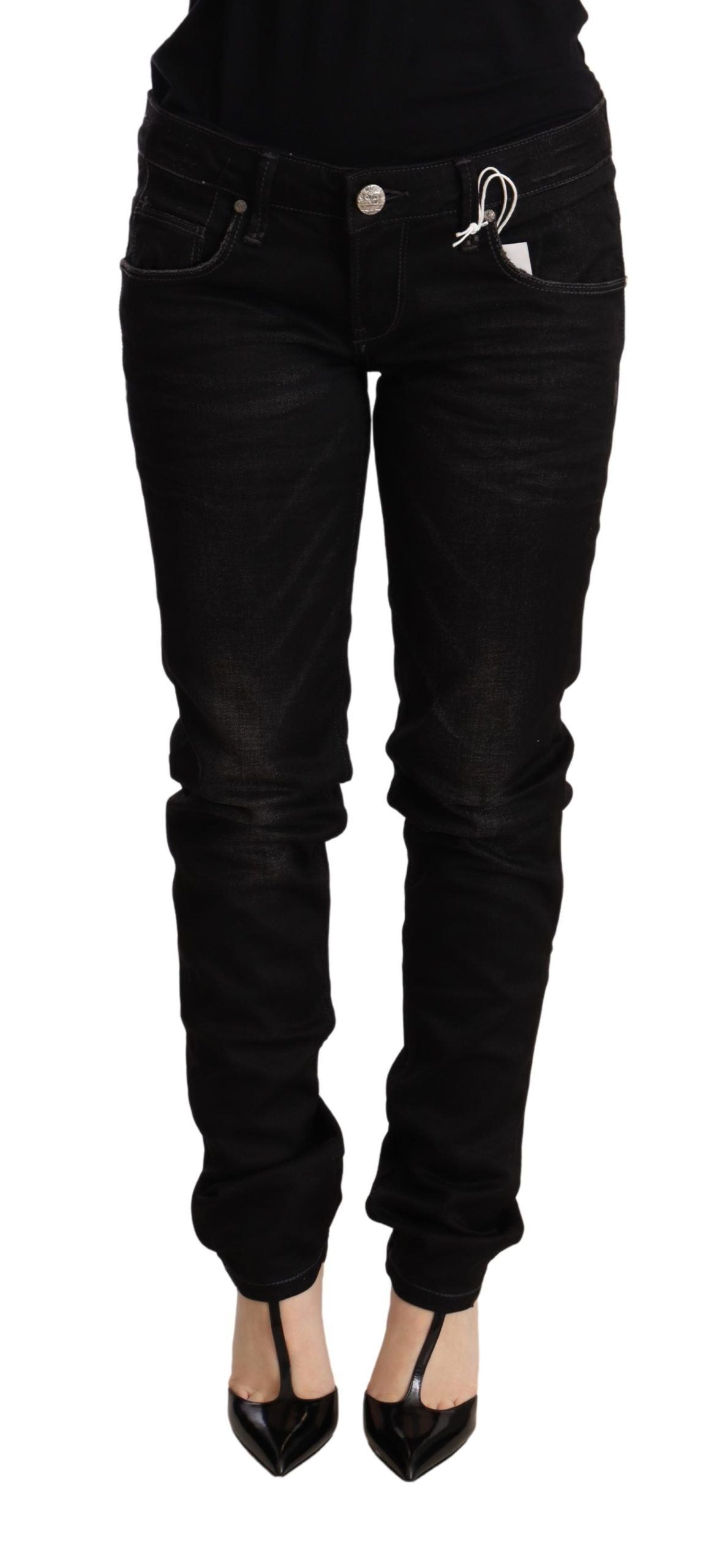 Vaqueros ajustados con lavado negro elegante