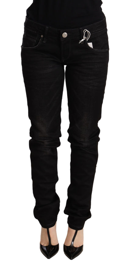 Vaqueros ajustados con lavado negro elegante