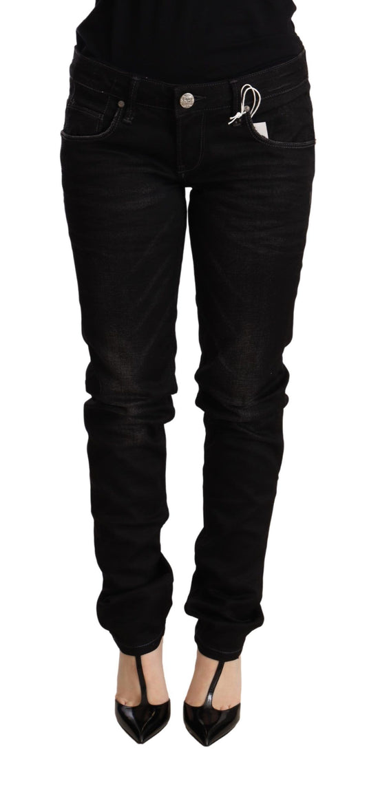 Vaqueros ajustados con lavado negro elegante