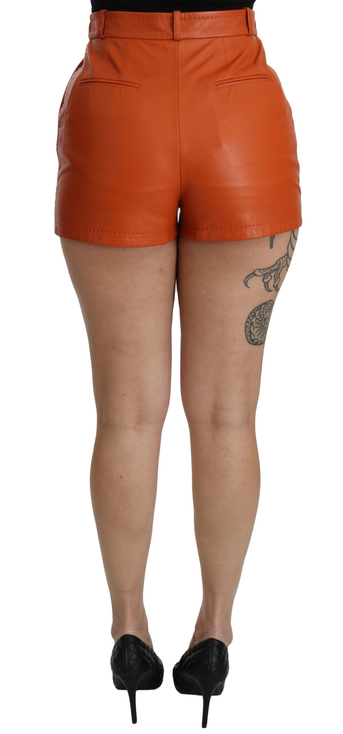 Pantalones cortos elegantes de cuero naranja con cintura alta