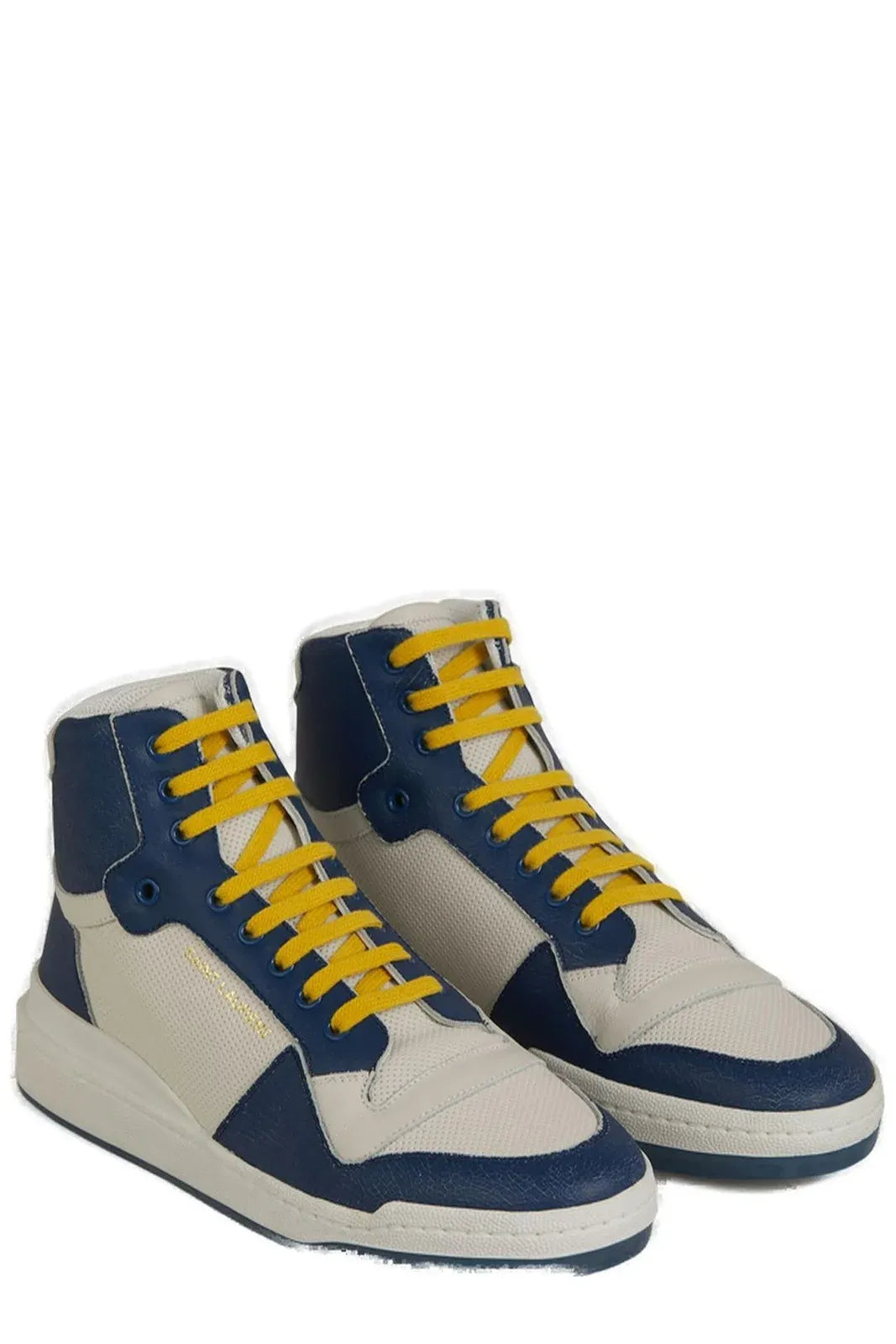 Mejora tu estilo con estas lujosas zapatillas azules de caña media