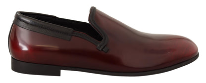 Elegantes mocasines de piel burdeos