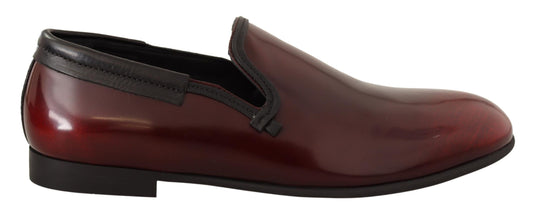 Elegantes mocasines de piel burdeos